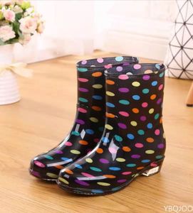 Imprimer bottes de pluie femmes chaussures de travail imperméables pour filles antidérapant anti-saut PVC chaussures d'eau bottes de pluie mi-mollet Botas 240309