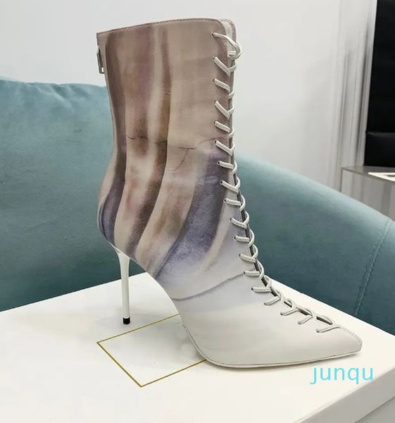 Imprimir Stiletto Botines de cuero estampado Punta puntiaguda Sexy hueco con cordones decoración espalda Zip Botas de moda diseñador de lujo jacquard Tobillo Boo