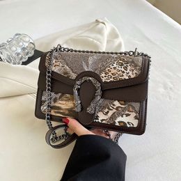 Impreso para mujeres Nueva cadena de mezclilla de moda con patrón de leopardo de un solo hombro Crossbody Wine God Bolsos de noche bolsos de bolsos