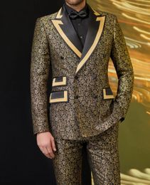 Les hommes imprimés ont culminé le beau costume doré motif revers des hommes smoking de mariage masculin deux pièces de marié porte des blazers de soirée de bal à poitrine doubles avec des vestes et