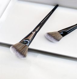 Pro Blush Makuep Brush 93 Pouillons doux contour incliné Blush Powder Sculpting Cosmetics Beauty Tools1664286