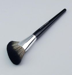 Pro Desti Demi Fan Makeup Brush 72 Featherweight Soft Soft Settam Setting Powder Cosmetics Brush Beauty Tools8100863