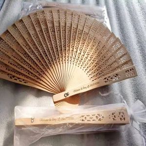 Processeurs 50pcs Personnalisés en bois gravé pliage de main ventilateur en bois ventilateur de pli personnalisé décoration cadeau de cadeau de mariage.