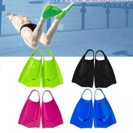 Professionele zwemvinnen voor volwassenen Comfortabele siliconen korte flippers Links-rechts ontwerp met open hiel M 40-41 maat Zwemvin