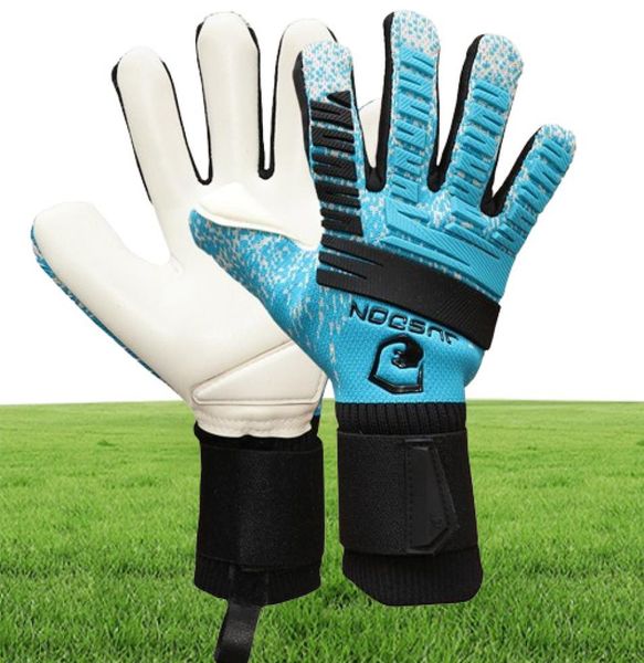 Le gardien de but professionnel des gants de football de football sans doigts.