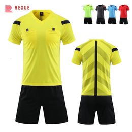 Professionele scheidsrechter Soccer Jersey Set volwassen V-hals voetbaluniform Korte mouw Match Judge Shirt 3 Pockets Shorts 240430