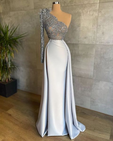 Robes de bal 2023 Sier gris côté fendu gaine surjupe robes de soirée dentelle perles de cristal une épaule manches longues longueur de plancher satin spécial ocn vêtements de cérémonie