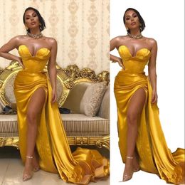 Prom 2023 Robes jaunes Gold Sweetheart Satin Sircaid Split Sans manches longues Black Girls Robes de soirée Sweed Sweed Train Forme