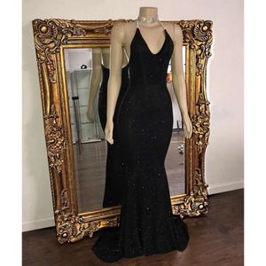 Prom Vestidos de lentejuelas negros Sirena Dubai Cuello halter Pliegues sin espalda sexy Hasta el suelo Vestido de noche de fiesta formal por encargo Barato