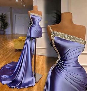 Robes de bal Une Épaule Robe de Soirée Fête Formelle Nouveau Personnalisé Grande Taille Fermeture Éclair Sirène Satin Perlé Sans Manches À Lacets Longueur Genou Balayage Train Paillettes Lavande