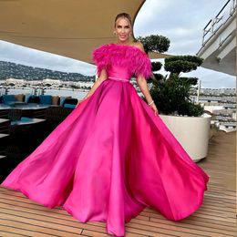 Prom Fuchsia Feather Dresses 2023 Pleat Puffy Skirt Evening Gown A Line Satin Customized Celebrity robes de soiree