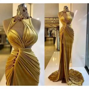 Prom Gold Veet -jurken Elegant Ruches Lange Sweep Train Mermaid Evening feestjurken zij Slit High Neck Crystals Beading Mouwloze Arabisch Robe de Soiree BC BC