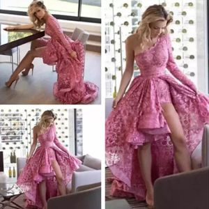 Vestidos de encaje rosa de graduación Cariño, una sola hombro, mangas largas, hechas a medida, una fiesta de cola baja de alta noche, vestidos de talla grande 2022