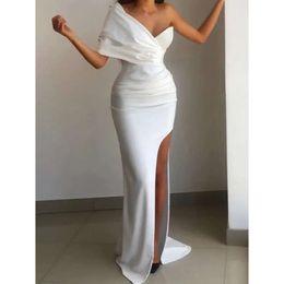 Prom satijn hoge jurken gesplitst sexy een schouder sweetheart witte speciale ocn -jurken voor vrouwen 2022 eenvoudige vloerlengte diner avondjurk