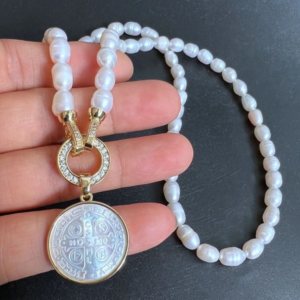 promotion!Véritable perle d'eau douce San Benito croix mère collier ras du cou médailles religieuses Gudalupe femmes colliers 240311