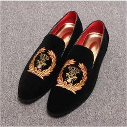 Promotion Spring Men Loc de fête Chaussures de mariage Europe Style Broidered Black Veet Slippers conduisant les mocassins 425