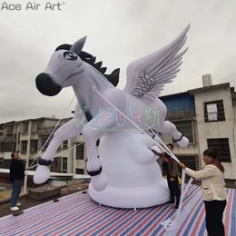 Prix promotionnel 5m 16,4 pieds Haute gonflable Flying White Horse Party Decoration Horses avec des ailes pour l'événement ou la scène