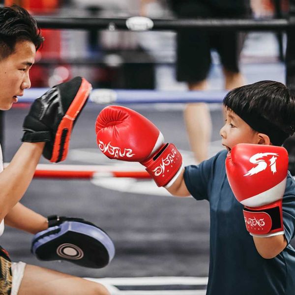 Equipo de protección 1 par de guantes de boxeo para niños, entrenamiento, ejercicio, entrenamiento, cuero de PU, artes marciales, guantes de boxeo, accesorios de protección deportiva HKD231123