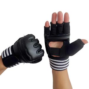 Équipement de protection 1 paire MMA Gants de boxe de combat pour adultes Demi-doigt Sanda Taekwondo Combat Gants de sac de sable Équipement de boxe avec support de poignet long HKD230718