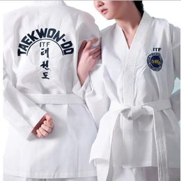 Beschermende uitrusting Professiona ITF keurt wit uniform Taekwondo Student Doboks pak Kimono Vechtsport Taekwondo kleding lange mouw Fitness Gi 231115