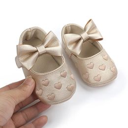 Pu Leather Bowknot Baby Girls Chaussures Migasins coeur coeur Soft Sole First Walkers Toddler Princess Footwear Crib 240415