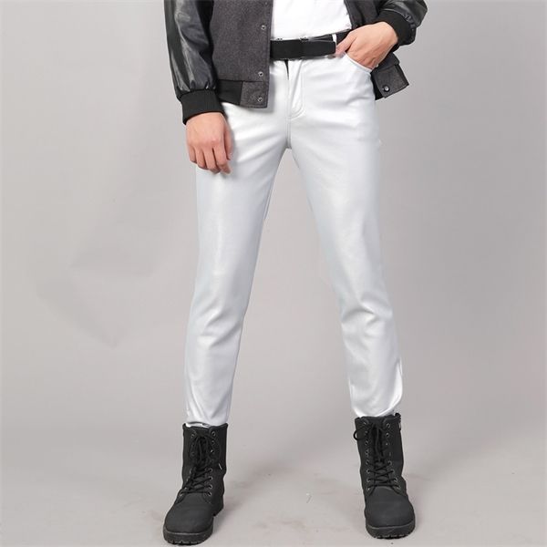 Pantalons en cuir PU Hommes 2020 Nouveau pantalon en cuir de couleur unie pour hommes Zipper haute qualité Slim Cuir Pantalons en cuir élastique Hommes x0615