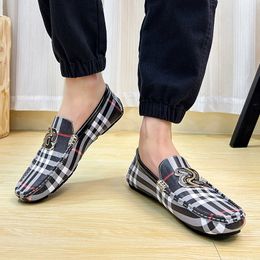 PU Heren Loafers Kleurblok Handgemaakte Genaaid Ronde Kop Antislip Trendy Metalen Decoratie Mode Kapper Nachtclub Kleine Leren Schoenen