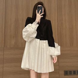 Robe à manches bouffantes plissée crantée Mini automne printemps femmes vêtements noir blanc contraste couleur à la mode 210510
