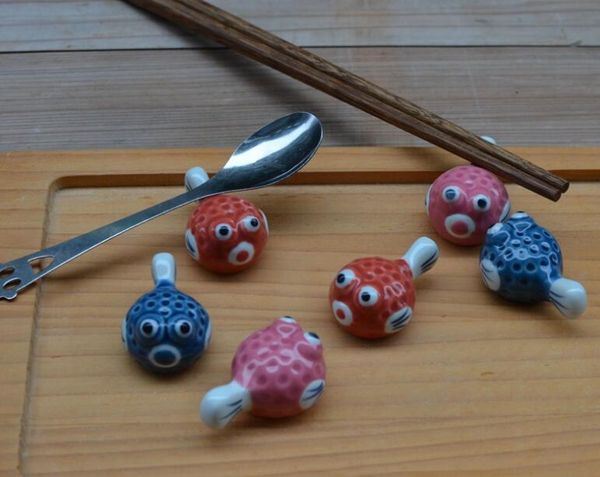 Les baguettes de poisson-globe supportent les baguettes en céramique dessinées à la main et le vent