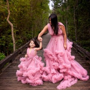 Pinie Pink Mère fille assorties Robes pour la famille Look V Voule de cou Ruffles en superficie de séance photo Mom et moi Tenues de soirée