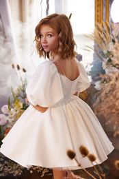Robes de fille de fleur en dentelle à manches bouffantes courtes en satin blanc enfant princesse robe de soirée de mariage sainte première boule de communion 240312