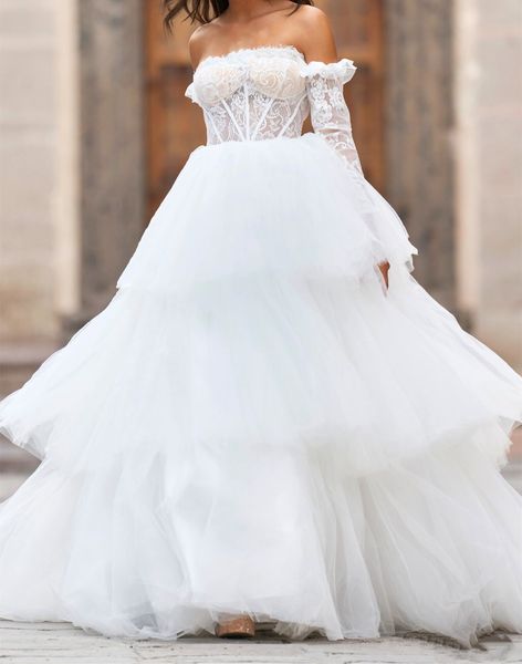 Puffy Tiered Tulle Jardin Robe De Mariée Corset À Lacets Appliques Sans Manches Longue A-ligne Ivoire Robes De Mariée Hors De L'épaule Manches Longues Étage Longueur Robe De Novia