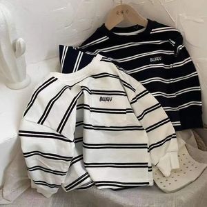 Trui jongens meisjes gestreepte katoenen top kinderen sport kleding met lange mouwen sweatshirts onderkant voor school baby eenvoudige t-shirt 231027