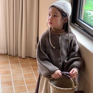 Pullover kinderen babymeisje winterkleding herfst 2023 nieuwe gebreide trui Koreaanse massief kleur vest losse casual retro stijl allmatch x0818
