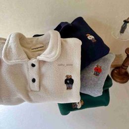 Pullover Nouveau automne hiver enfants Polo fille bébé dessin animé ours polaire chaud sweat garçon rétro enfant revers Plus velours épais TopsL231215