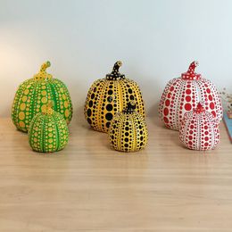 Pompoen Standbeeld Japanse Kunstenaar Ontwerp Moderne Sculptuur Polka Dot Kunst Huisdecoratie Kantoor Kunst Bruiloft Kerstcadeau Decoratieve Objecten 10cm