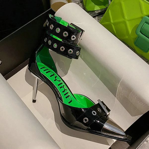 Bombas 2023 Summer estilo europeo Nuevo tacones de punta puntiaguda alto Stiletto Baotou hueco de metal de metal sandalias de patente de patente de sandalias