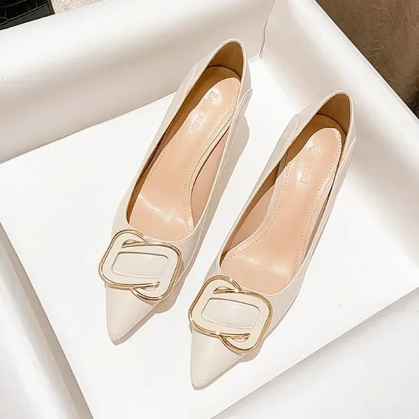 Pompes beige single chaussures femelle 2023 Nouveau printemps et automne en cuir souple ne porte pas de pied français doux avec jupe haute avec chaussures femelles