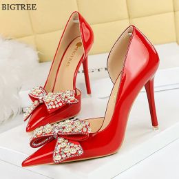 Pompes Bigtree Fashion Crystal Pearl Hollow Wedding Chaussures Femmes Point Patent Cuir High Heels Red Black Ladies Party Pumps 2024