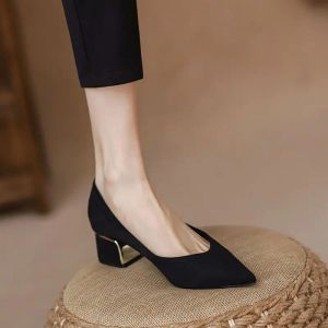 Pumps dames chaussures de chaussures d'été pour femmes 2023 avec des talons moyens noirs formels pointues carrés de vacances en gros rabais