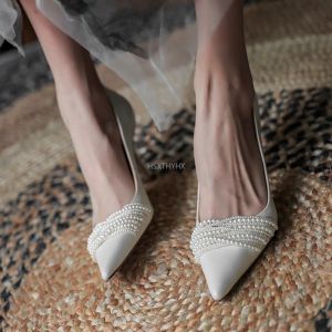 Pombas nuevas de moda Pearl de boca poco profunda con tacones con cuentas Sexy High Heels Sufrenta de novios Mujeres Mujeres Blancos Tacones de pie puntiagudo