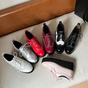 Pumps Ochanmeb Big Size 48 Women Patent Leather Brogues Hoge Heels Derby Shoes Platforms Laser Cutout Oxfords Fashion Ladies Pumps Rood