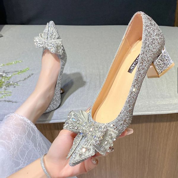 Bombas de bombas de arco de cristal brillante Mujeres 2023 Nuevos tacones gruesos zapatos de fiesta de boda de diamantes de imitación