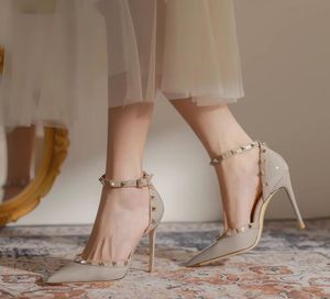 Pompes chaussures Designer rivet sandales noires femmes talons hauts ouverts Stiletto à talons brevets dames mariage sexy fête en cuir sole avec 20379