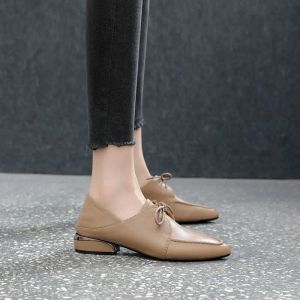 Pumps schoenen voor vrouw 2023 zwart met riemen dames zomerschoenen puntig teen normaal leer casual formeel lage hak elegant stijlvol