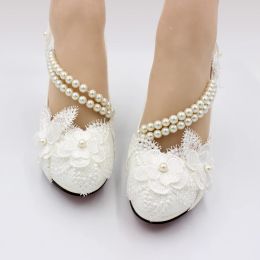Pompes printemps et d'été Nouvelles chaussures pour femmes hautes et chaussures de mariée blanches perles élastiques fleurs chaussures de mariage faites à la main fabriquées en Chine