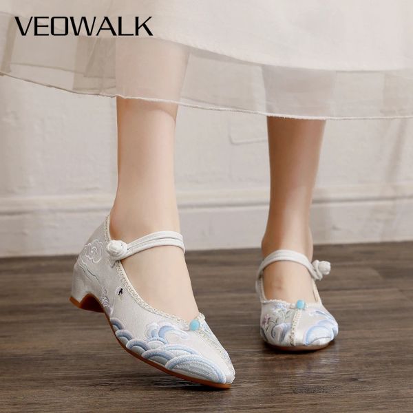 Pompes Veowalk 4 cm High Block Talons Femmes Inteples Boucles Satin Tissu pointu Points brodés Chaussures confortables Chinois Hanfu Pompes