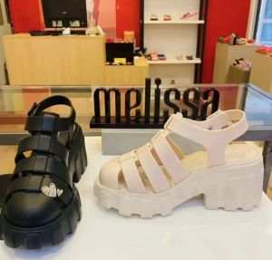 Pompes Sandales pour femmes Summer 2023 Nouvelle Melissa Ladies High Heels Sole Sole Jelly Chaussures Roman Beach Shoes Femme SM139