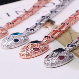 Kreative Punk-Schlangenhalsketten mit elegantem Temperament-Edelstein eingelegte schlangenförmige personalisierte Damenketten, modische Halskette mit farbigen Diamanten