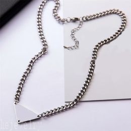 Punk triángulo colgante collar para hombre diseñador letras patrón moderno romántico hebilla de metal gruesas cadenas de eslabones cubanos joyería de hip hop collares de lujo ZB011 E23